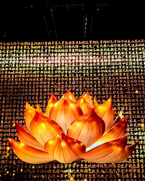 耗資9億的寧波彌勒數(shù)字博物館！年輕人在這里拜佛許愿?。。? />
</p>
<p>
	　　2：社交發(fā)生器賽道——構(gòu)建“打卡即表達(dá)”的現(xiàn)場(chǎng)
</p>
<p>
	　　博物館需要主動(dòng)從“參觀目的地”轉(zhuǎn)變?yōu)椤吧缃话l(fā)生地”。這意味著策展思維的根本轉(zhuǎn)變——不僅要思考“我們展示什么”，更要思考“觀眾在這里能創(chuàng)造什么”。
</p>
<p>
	　　有意識(shí)地設(shè)計(jì)具有極致美學(xué)、適合傳播的“高光場(chǎng)景”;設(shè)置允許觀眾共同創(chuàng)作的藝術(shù)裝置(如共同用光繪完成一幅畫(huà));與時(shí)尚、動(dòng)漫、游戲IP跨界聯(lián)動(dòng)，吸引圈層社群。
</p>
<p style=